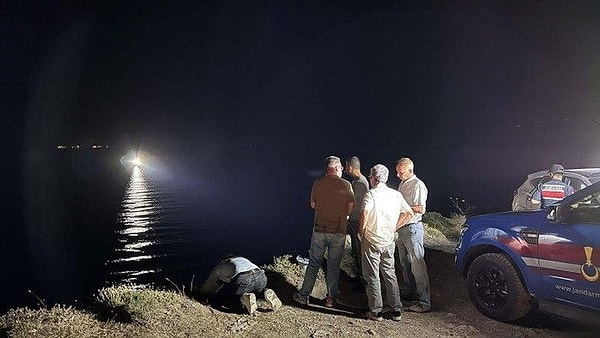 Piknik malzemelerini almak için araca yönelen Gürsu, bir anda çığlık sesi duydu. Sesin geldiği yöne koşan Gürsu, sevgilisinin 30 metre yükseklikten uçuruma düştüğünü gördü.