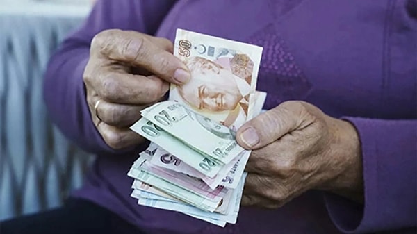 TUİK’in tartışılan yıllık enflasyonunun bile altında kalan emekli maaş zammına birçok kesimden tepki geldi.