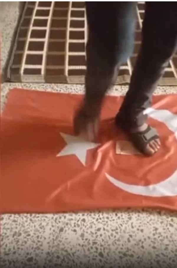 TikTok’ta paylaşılan videoda, Ürdün asıllı olduğu iddia edilen bir kişi, Arapça müzik eşliğinde Türk Bayrağı ve Türk Lirasının üzerine çıkarak tepindi.