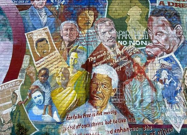 12. Birçok Sanatçı - Peace wall Murals - Güney Belfsat