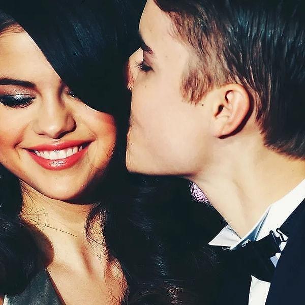 Selena'nın özel hayatından konu açılmışken ilişkilerinden bahsetmemek olmaz. Selena Gomez, Selena Gomez, Justin Bieber ile birlikteyken neden "zayıf" olduğu hakkında yorum yaparak gündem olmuştu...