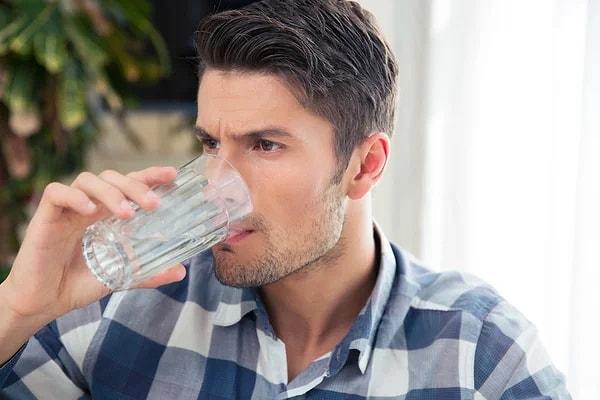 Yazın daha fazla su içmek ağız kurumasını önler