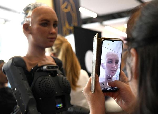 Dünyadaki ilk insan-robot basın konferansı, Birleşmiş Milletler tarafından İsviçre'nin Cenevre kentinde dün (8 Temmuz) düzenlendi.