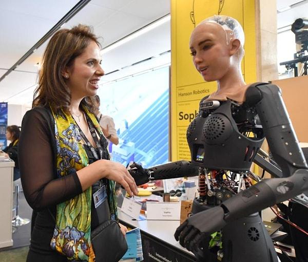 AI for Good (İyilik İçin Yapay Zeka) adlı zirvedeki konferansa 9 insansı robot katıldı. Konferansın organizatörleri, yapay zeka ve robotların hastalık ve açlık gibi sorunların çözümüne yardım etmesini sağlamaya çalıştıklarını belirtti.
