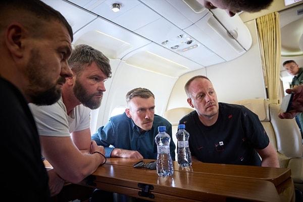 Zelenskiy'nin Ukraynaca ve İngilizce yaptığı paylaşımda Azov Taburu komutanlarını karşıladığı, uçakta onlarla sohbet ettiği görüldü.