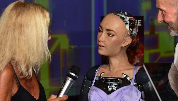 İnsan formuna en çok benzeyen robot olan Sophia, 2017 yılında ise Suudi Arabistan'dan vatandaşlık alarak tarihe geçmişti.