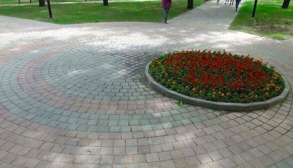 4. А нельзя было поставить клумбу на ее законное место?