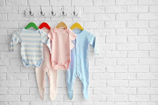 Bebeğinize kıyafet seçerken dikkat etmeniz gereken birçok ipucu var. Bu ipuçlarından bazıları şunlar: