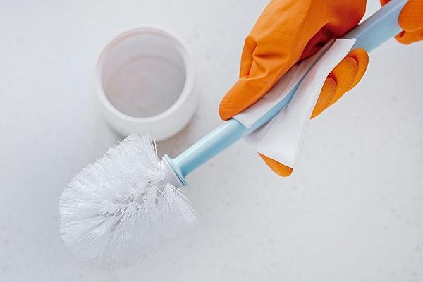 Tuvaleti tertemiz yapmayı sağlayan tuvalet fırçalarını da düzenli temizlemek gerek. Her kullanımdan sonra tuvalet fırçasını dezenfekte etmelisiniz.
