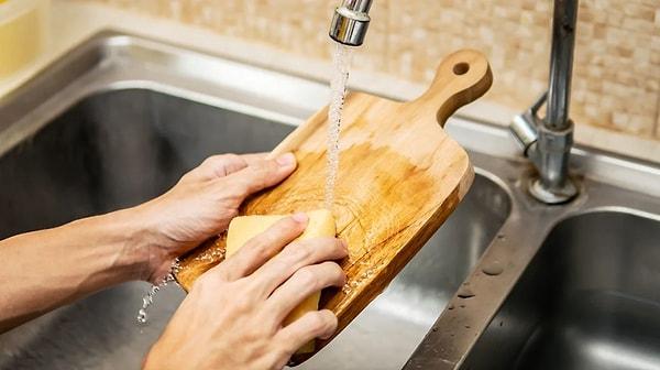 Mutfakta kullanılan tahta ürünlerin nasıl yıkanacağı hep merak konusu. Tahta ürünlerin bulaşık makinesine atılmaması gerekiyor.