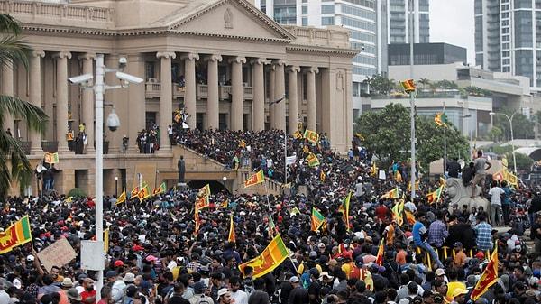 Ülkede elektrik kesintilerinin olması ve benzinin bitmesinin ardından Sri Lanka'nın başkenti Kolombo'da binlerce protestocu Cumhurbaşkanı Gotabaya Rajapaksa'nın sarayını basmış ve cumhurbaşkanı 9 Temmuz 2022’de görevi bırakmıştı.