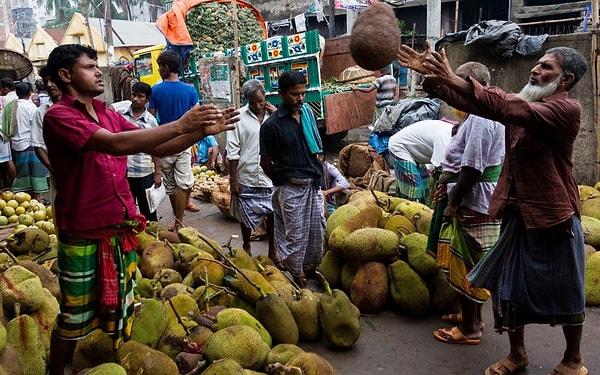 Bir zamanlar yüzüne bile bakılmayan jak meyvesini satan sokak satıcısı Maduraweeran Dhanushan ise her sosyoekonomik sınıftan müşterisi olduğunu dile getiriyor.