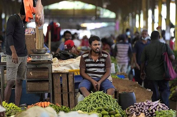 Sri Lanka'da Şubat ayında yüzde 54 olan enflasyon, Haziran’da yüzde 12’ye düştü ancak gelirlerde kayıp yaşandığı için halk yükselen fiyatlarla mücadele etmekte zorlanıyor.