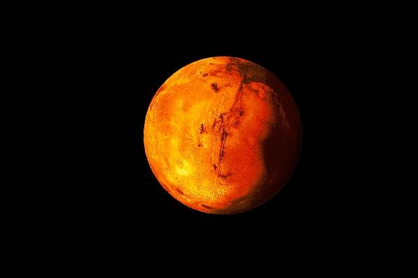 Astrolog Öner Döşer bu haftaki yazısında "Hareket gezegeni Mars’ın Başak burcuna geçiş yapacağı 10 Temmuz itibariyle iki kritik açının giderek etkinleşeceği bir sürece giriyoruz! Bu iki açının en önemlisi Mars-Satürn karşıtlığı; diğeri Mars-Neptün karşıtlığı" diye belirtti.
