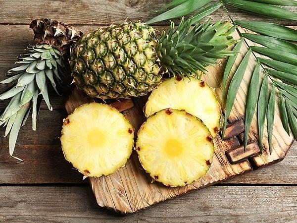 Ananaslar, birçok bitki dokusunda bulunabilen kalsiyum oksalattan yapılmış çözünmeyen kristallerin iğneleri olan "rafidler" adı verilen yapılara sahiptir