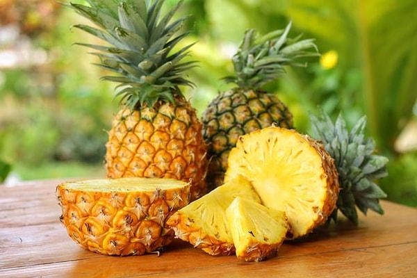 Ananas asidik bir meyvedir. Bu iki faktör tek başına iyi huyludur, ancak tahrişin sorumlusunun bu iki faktörün bir araya gelmesi olabileceği varsayılmaktadır. Bromelain mukolitik etkilere sahiptir, dolayısıyla tükürüğümüzde bulunan ve ağız boşluğunun iç yüzeyini koruyan mukozanın bir kısmını parçalayabilir.