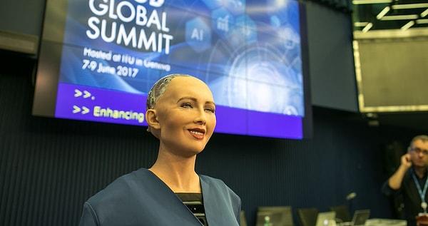 Yapay zeka destekli insansı robotlar, "dünyayı insanlardan daha iyi yönetebileceklerini" ve "birlikte büyük işler başarabileceklerini" söyledi.