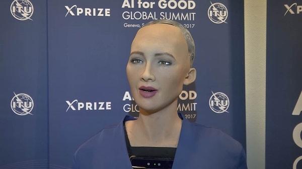 Robot Sophia, yaptığı konuşmada kendisinin önyargılara ve duygulara sahip olmadığını ve yapay zekanın tarafsız veri sağlama yeteneği sayesinde duygusal zekaya ve yaratıcılığa sahip insanlarla ortaklaşa çalışabileceklerini dile getirdi.