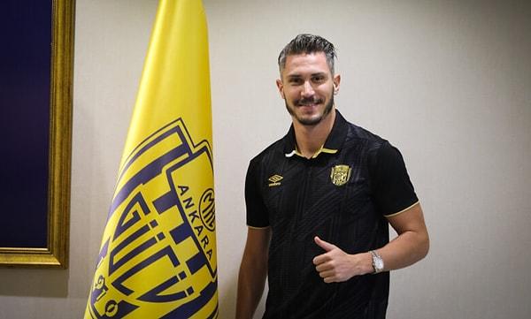 4. MKE Ankaragücü, Serie A takımlarından Hellas Verona'nın futbolcusu Yıldırım Mert Çetin'i kiralık olarak kadrosuna kattı.