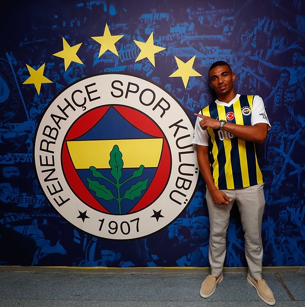 "Fenerbahçe'miz, Fransız asıllı Ganalı milli stoper Alexander Djiku'yu 3+1 yıllığına kadrosuna kattı. Ülker Stadı'nda gerçekleştirilen imza töreninde, yöneticimiz Selahattin Baki ile sportif direktörümüz Mario Branco da yer aldı. Alexander Djiku'ya 'Ailemize hoş geldin.' diyor, Fenerbahçe'miz ile nice zaferler ve şampiyonluklar diliyoruz."