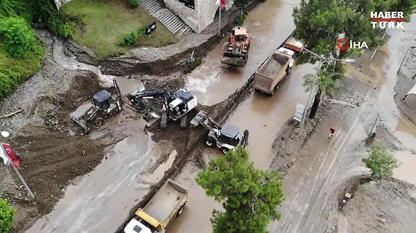 Türkiye’de Karadeniz bölgesi yağmura teslim olmuş durumda. Özellikle Batı ve Orta Karadeniz’deki olumsuz hava koşulları hayatı etkiliyor.