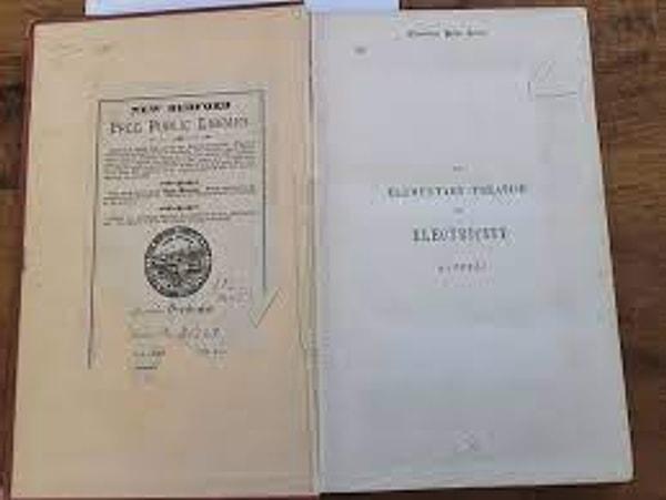 ABD’de bir üniversitede nadir kitaplar üzerine çalışmalar yapan Stewart Plein, James Clerk Maxwell'in "Elektrik Üzerine Bir İnceleme" isimli kitabının Massachusetts'deki New Bedford Halk Kütüphanesi'ne ait olduğunu fark etti.