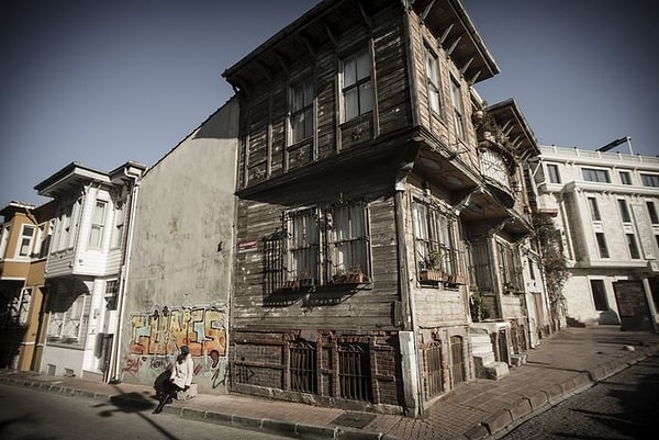 1- İstanbul'da çoğu yerleşim yerinin 60 yıllık eski binalardan oluşması ve kırık dökük olması.