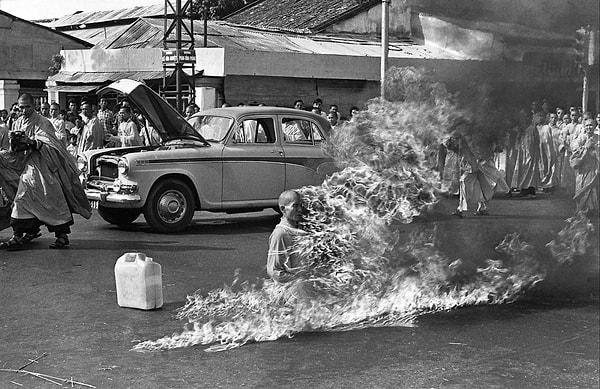 11. 1963'te Vietnamlı Mahayana Budist keşiş Thích Quang Duc, Saygon'daki yoğun bir kavşakta kendini yakarak öldürdü.