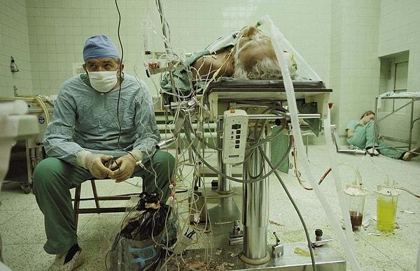 14. Dr. Zbigniew Religa, 23 saatlik kalp nakli ameliyatından sonra hastasının hayati durumunu izliyor, 1987