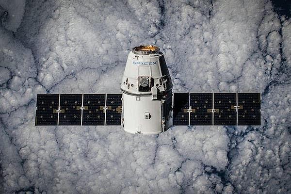 SpaceX görünür ışık kirliliğiyle ilgili endişeleri dinledi ve yeni, daha sönük bir uydu tasarladı. Ancak görünür dalga boyları Dünya merkezli astronominin yalnızca bir türünü temsil ediyor.