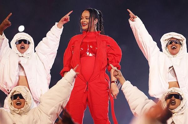 Uzun süredir sahne almayan Rihanna, bu yılki Super Bowl gösterisinde ikinci kez bebek beklediğini tüm dünyaya duyurdu.