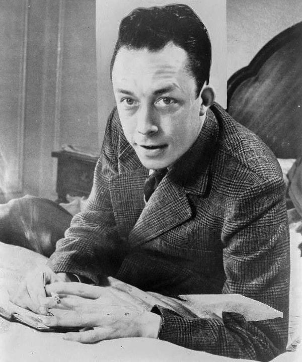11. "Ben Albert Camus'a çok üzülüyorum. Yabancı gibi bir kitabı yazan bir insanın "mutlu" olduğu düşünülemez gibi geliyor."