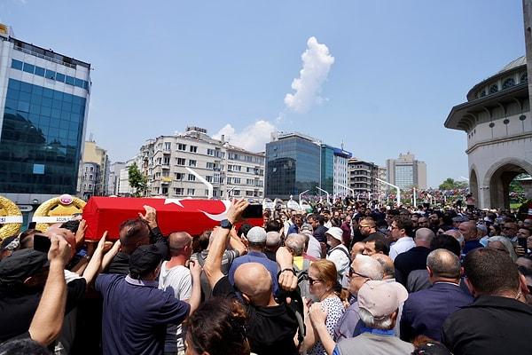 Türk bayrağına sarılı tabutu omuzlar üzerinde taşınan Özkan Uğur'un sadece dostları ve ailesi değil, hayranları da cenaze törenine akın etti. Özkan abi tam da hak ettiği gibi müthiş bir kalabalıkla son yolculuğuna uğurlandı...