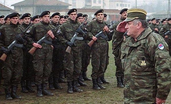 Bosna Kasabı olarak da adlandırılan Sırp Komutan Ratko Mladiç, emrindeki askerlere katliam emrini verdi.