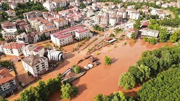 Günlerdir yapılan uyarılar sonrası Karadeniz’de Ordu, Düzce, Zonguldak, Giresun gibi şehirler yoğun yağış sonrası selle boğuştu.