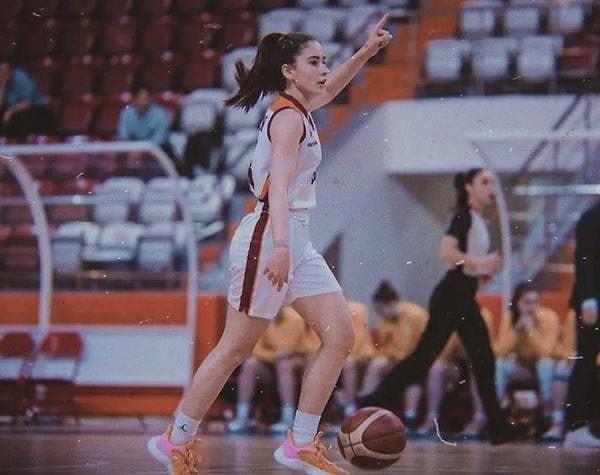 Genç yıldızın, Galatasaray Kadın Basketbol Takımı’nın oyuncusu Duru Nayman ile birlikte olduğu öne sürüldü.