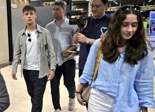 İmza için Madrid'e giden ünlü futbolcunun havalimanında yanında Duru Nayman'ın da olduğu görüldü.