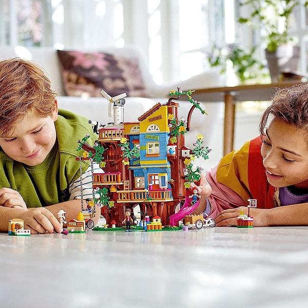 7. Detayları ile hem çocukları hem büyükleri büyüleyen bir set: LEGO Friends Arkadaşlık Ağaç Evi