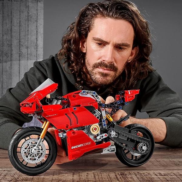 12. Motor tutkunu yetişkinler ve çocuklar için koleksiyonluk bir set: LEGO Technic Ducati Panigale V4 R