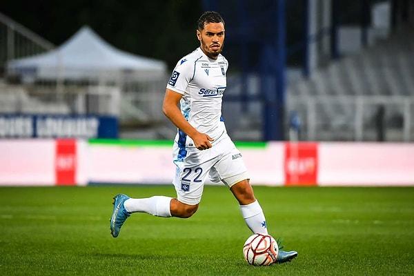 13. Konyaspor, AJ Auxerre forması giyen 27 yaşındaki Faslı 10 numara Hamza Sakhi ile görüşüyor.