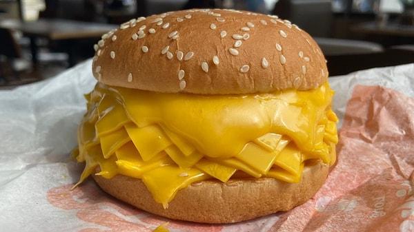 Fast food zinciri, bu hafta "gerçek çizburger budur" diyerek bahsettiği, etsiz ve 20 dilim peynirden oluşan bir ürünü satmaya başladı.