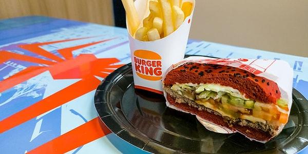Burger King'in Tayland'ta "gerçek çizburger" dediği menüyü tanıtırken, Amerika'daki Burger King'in ızgara dana burgeri Whopper'ı güçlendirmesi de kafa karışıklığına neden oldu.