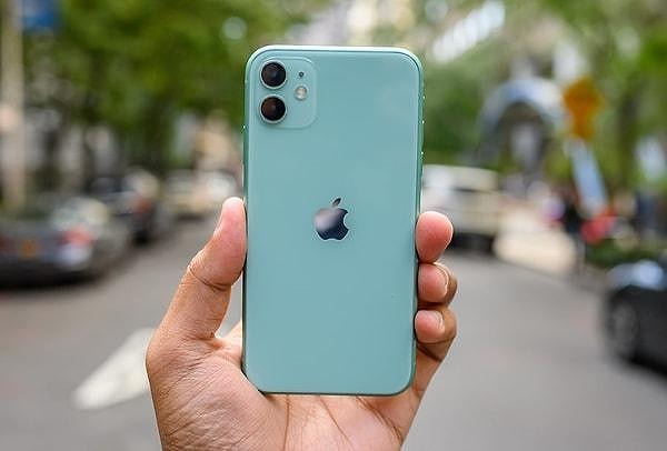 Herkes gözünü iPhone zamlarına çevirmişken Twitter'da bir kadının garantiye gönderdiği telefonunu sıfır ürünle değiştirmesi dikkat çekti.