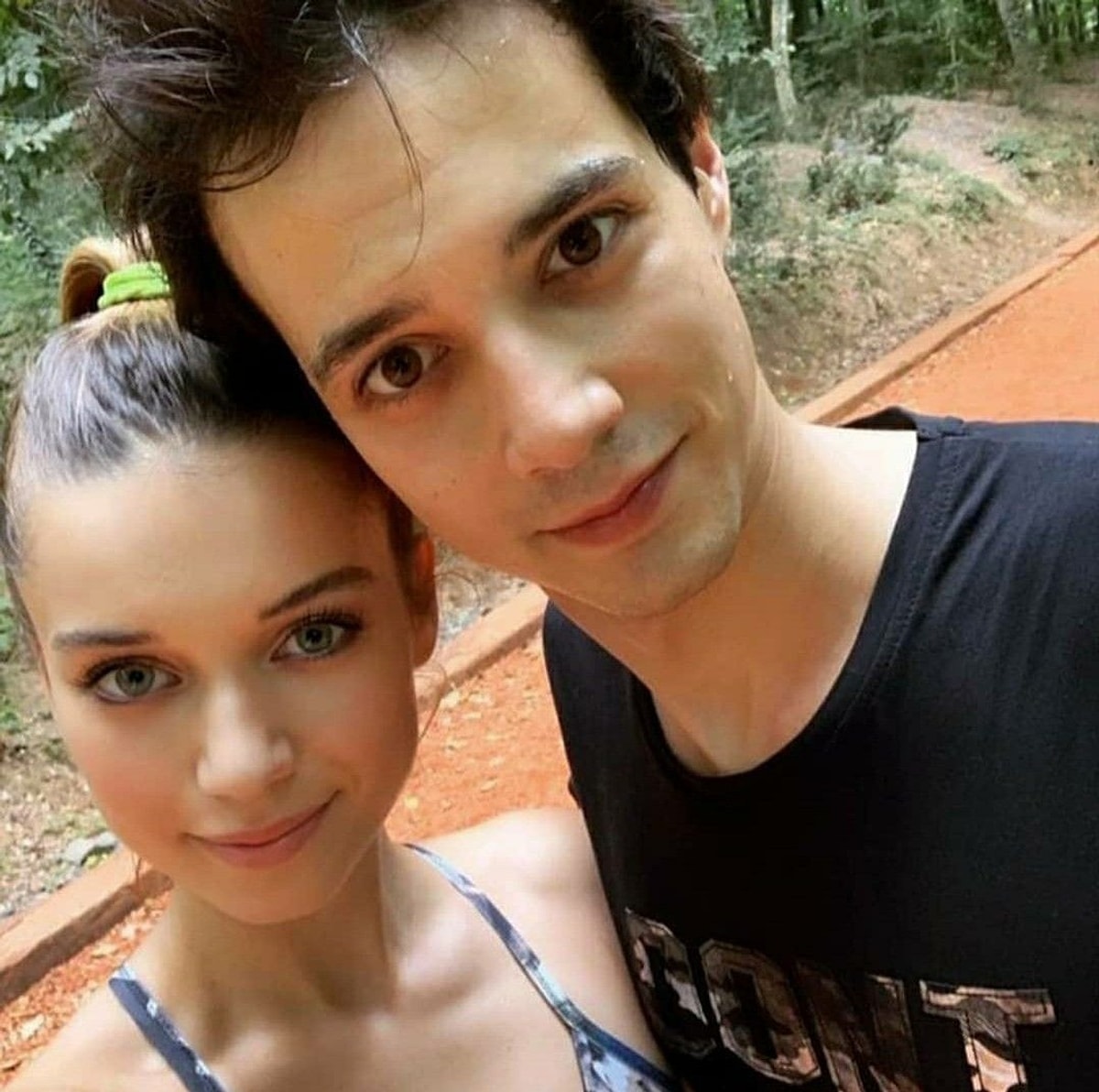 Мерт рамазан демир подрался и мерт языджиоглу. Сафра сарачоглу. Mert ramazan demir в детстве. Афра сарачоглу мерт языджыоглу. Афра сарачоглу и мерт рамазан обручились.