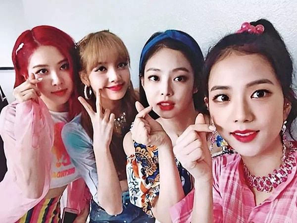 Jisoo, Jennie, Lisa ve Rose olmak üzere dört kişilik bir kız grubu olan BlackPink kısa süre içerisinde hem Kore'de hem de globalde en dikkat çeken gruplar arasında yer almaya başlamıştı.