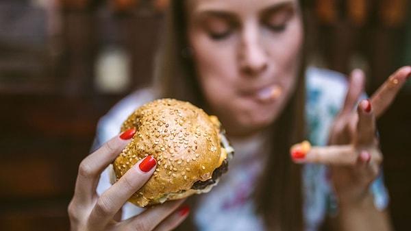 Fast food tüketiminin artışı, dünyada obezite oranlarının her yıl artmasına neden oluyor. Yiyecekler gün geçtikçe daha kalorili hale gelirken besin değerleri düşüyor.