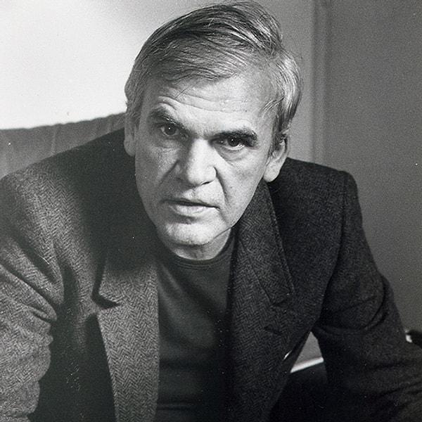 Milan Kundera, 1 Nisan 1929'da Çekoslovakya'nın Brno şehrinde doğdu. Çekoslovakya'nın Prag Üniversitesi'nde edebiyat ve estetik okudu ve bu dönemde yazmaya olan tutkusunu besledi.
