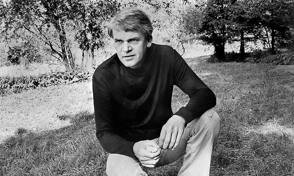 1950'lerde, Kundera'nın siyasi ve edebi görüşleri Çekoslovakya Komünist Partisi tarafından hoş karşılanmadı. 1950'de partiye üyeliği askıya alındı ve 1952'de tamamen ihraç edildi.