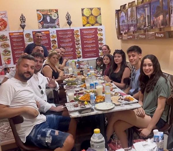 Güler'in yakınları ile birlikte İspanya'da bir Türk lokantasından gelen bu pozu çok konuşuldu!