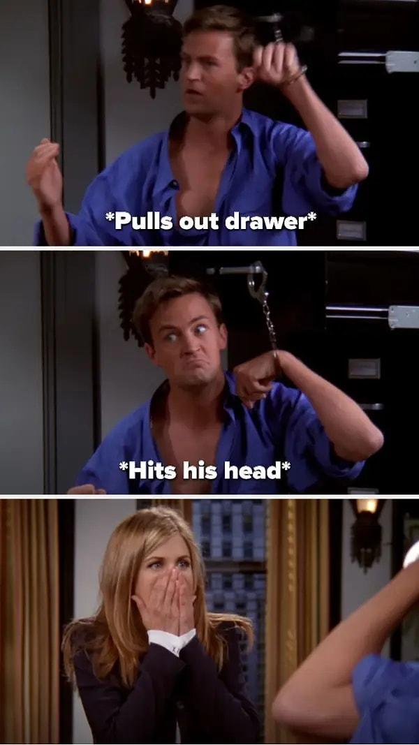 23. Friends'te Chandler'ın (Rachel'ın patronunun ofisinde kelepçeliyken) kafasını metal çekmeceye vurduğu sahne kazaydı. Jennifer Aniston'ın tepkisi ise gerçekti.